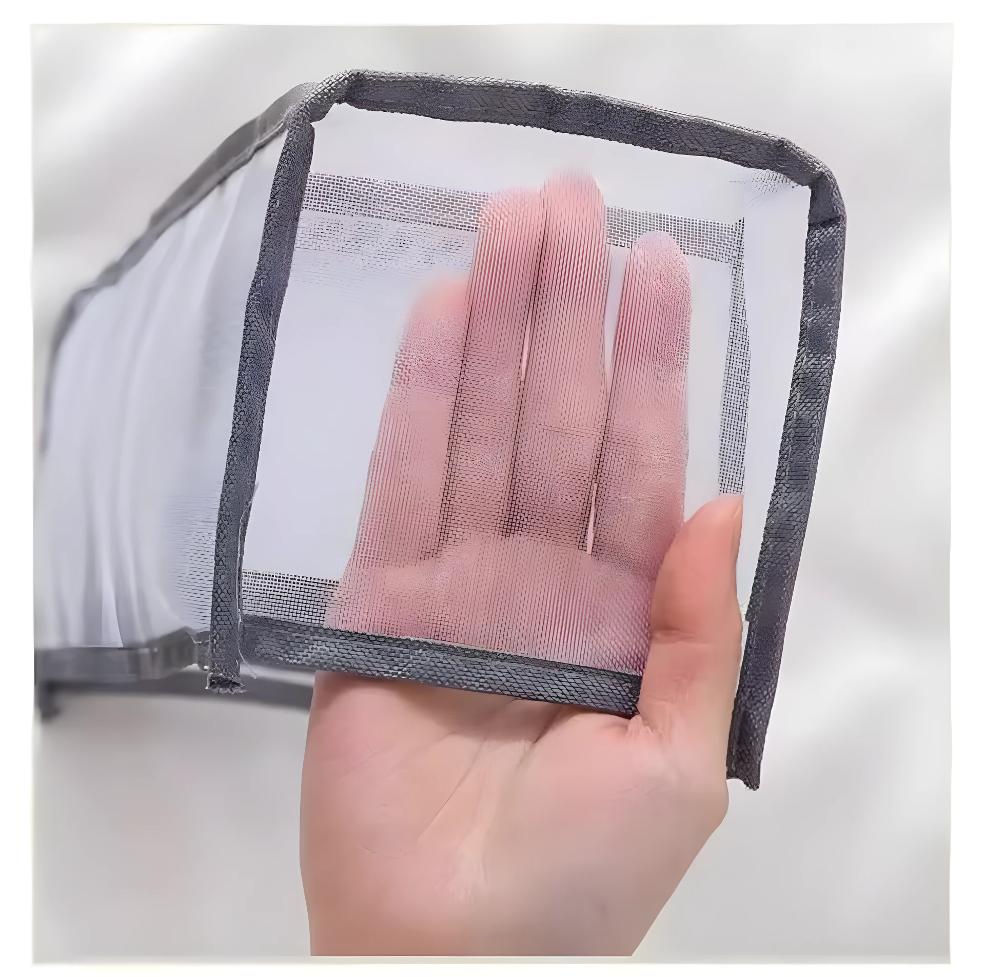 Mano sosteniendo panel frontal de organizador de ropa interior blanco con malla transparente y ribete gris oscuro.