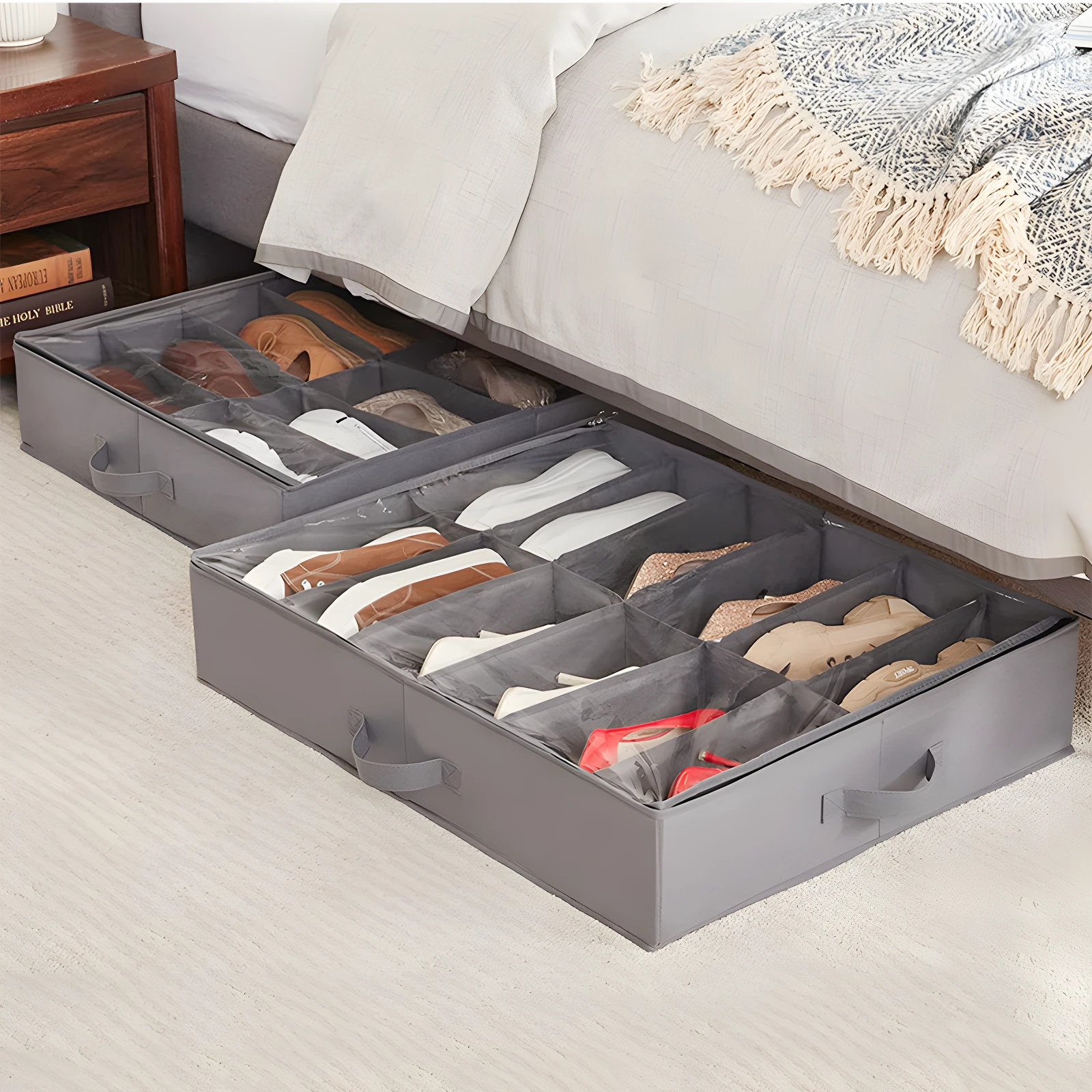 Organizador gris para zapatos bajo cama, con compartimentos y tapa transparente, ideal para dormitorio.
