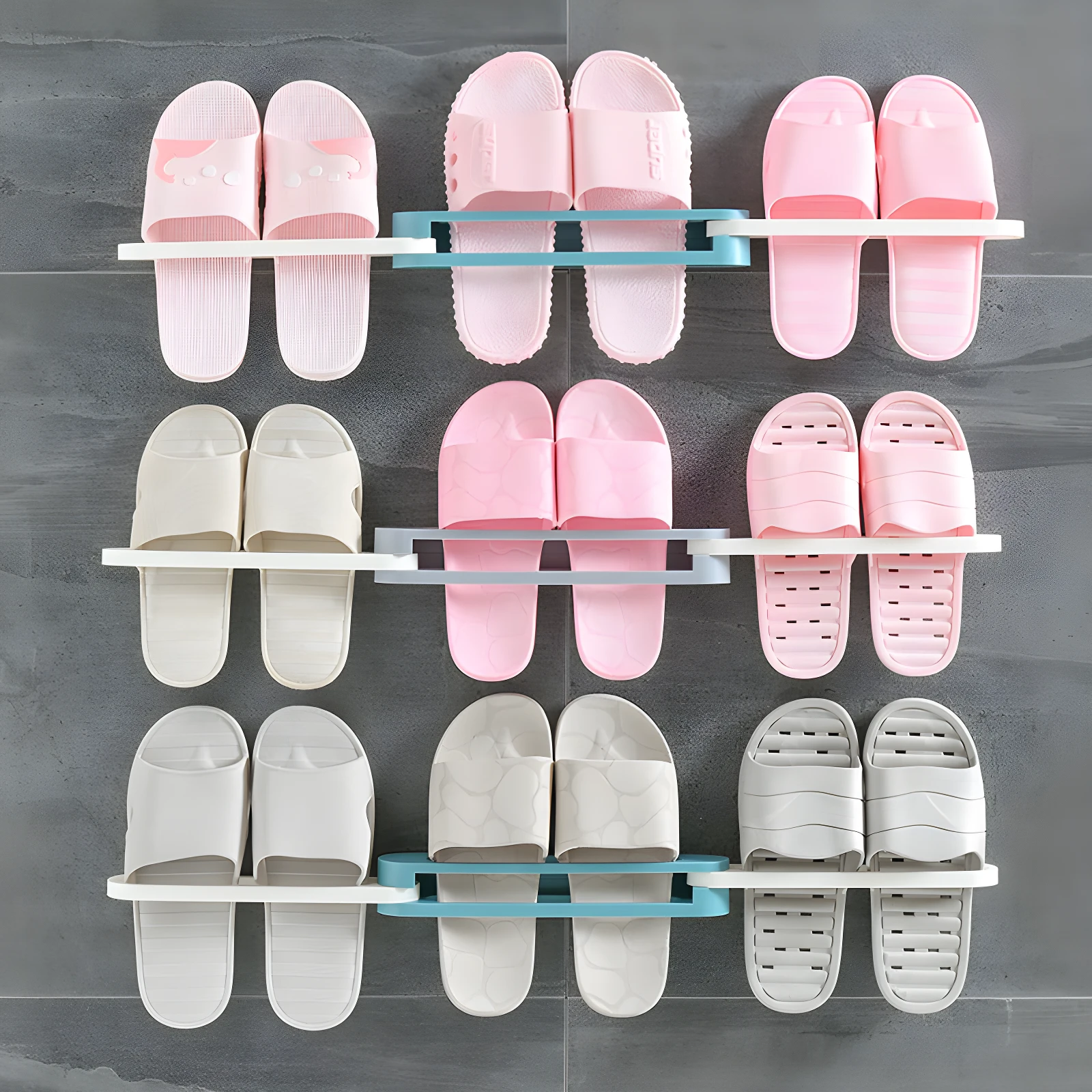 Organizador de pared adhesivo con tres niveles sosteniendo pares de pantuflas rosadas y blancas, ideal para baño.