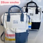 Pañalera morral blanca y azul, con dos compartimentos frontales y detalles a rayas, ideal para organizar artículos de bebé.