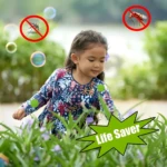 Niña jugando entre plantas con parches repelentes antimosquitos pegados en su ropa.