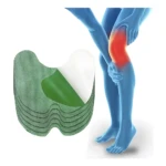 Parches verdes para rodilla, apilados, listos para aliviar dolor articular señalado en figura humana azul.