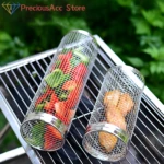 Parrillas cilíndricas de malla de acero inoxidable con verduras y patatas, listas para asar.