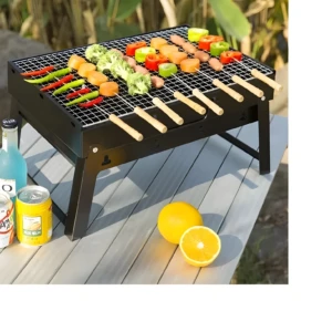 Parrilla portátil de acero plegable con brochetas de vegetales y salchichas listas para asar.