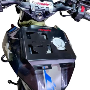 Parrilla negra para tanque de moto Apache 160 4V - 200, con logo en rojo y cortes detallados.