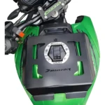 Parrilla protectora negra para tapa de combustible de motocicleta Bajaj Dominar verde.