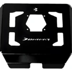Parrilla protectora negra metálica para tanque de moto Dominar con logo plateado y detalles de diseño.