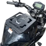 Parrilla trasera negra para tanque de Suzuki Gixxer 150 250, con logo y diseño troquelado.
