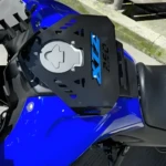 Parrilla protectora 3D negra para tanque Yamaha XTZ 250 azul, con logo azul y tapa de gasolina plateada.