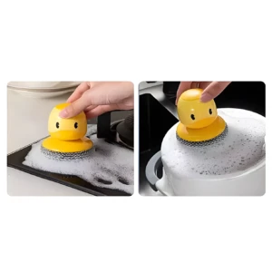Estropajo con diseño de pato amarillo dispensador de jabón, frotando estufa negra y lavando tazón blanco con espuma.