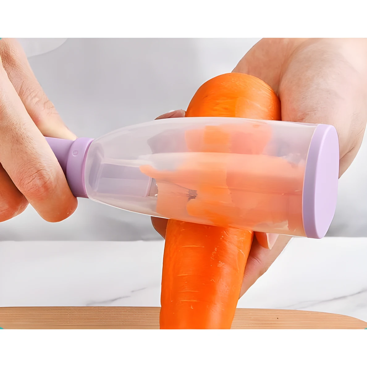 Manos pelando una zanahoria grande con pelador de plástico translúcido con tapa lila, recolectando las cáscaras.