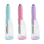 Tres peladores de verduras con mango ergonómico y depósito recolector: azul celeste, rosa y lila.