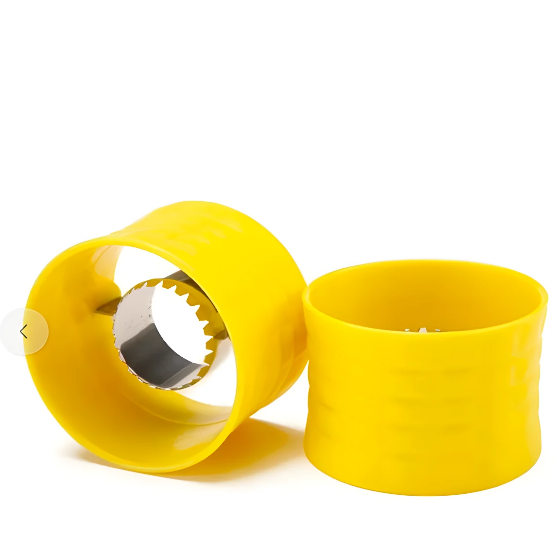 Dos piezas de pelador desgranador de maíz: una amarilla con cuchilla dentada de metal y otra amarilla de repuesto.