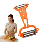 Pelador de verduras naranja con mango ergonómico y cuchillas de acero inoxidable, junto a una mujer pelando zanahoria.