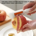Pelador blanco para frutas y verduras cortando una manzana, con cuchillas afiladas que pelan finamente.