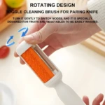 Pelador de verduras 2 en 1 blanco con rodillo naranja texturizado y cuchilla giratoria.