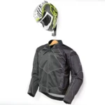 Casco integral con diseño cebra amarillo y negro colgado sobre chaqueta moto negra junto a perchero doble para equipo motorizado.