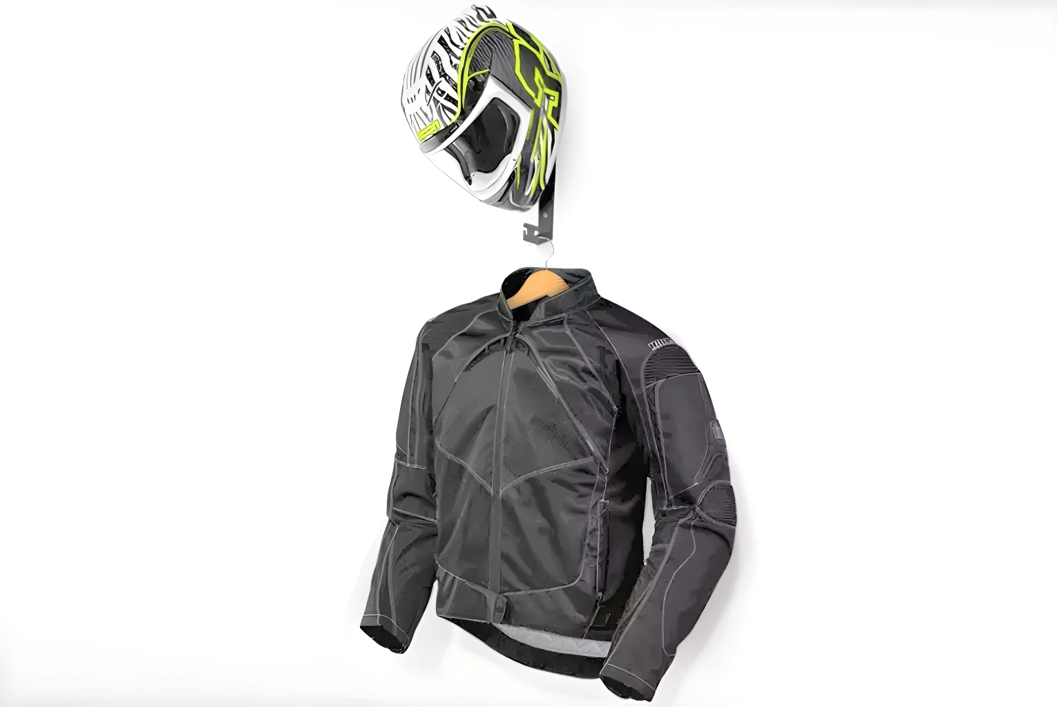 Casco integral con diseño cebra amarillo y negro colgado sobre chaqueta moto negra junto a perchero doble para equipo motorizado.