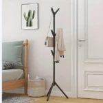 Perchero de pie metálico negro para chaquetas y accesorios, con diseño moderno y base trípode.