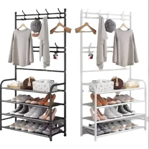 Perchero organizador multifuncional metálico negro con estantes para zapatos y ganchos para abrigos.