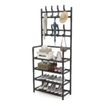 Perchero organizador negro de metal con múltiples ganchos y cinco estantes para abrigos, sombreros, bolsos y zapatos.