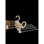 Perchero múltiple blanco para 5 pantalones con varillas metálicas, sostenido por una mano.