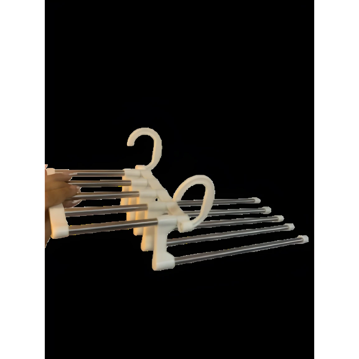 Perchero múltiple blanco para 5 pantalones con varillas metálicas, sostenido por una mano.