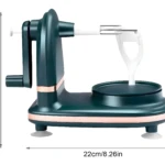 Picador de frutas y verduras manual verde con manivela y pelador integrado, mide 22cm de ancho.