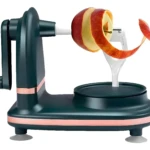 Picador de manzana manual verde con pelador en espiral y base redonda.