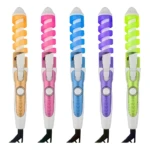 Cinco pinzas rizadoras de cabello con espiral en colores naranja, rosa, azul, morado y verde lima, sobre fondo blanco.