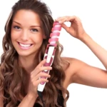 Rizador automático Nova blanco y rosa con espiral moldeadora, mujer sonriente creando ondas en su cabello castaño.