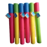 Seis lanzadores de agua de espuma, tubos flotadores surtidos en fucsia, amarillo, azul y verde, con etiquetas de precio.