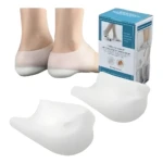 Plantillas de silicona blancas para talón, mostrando dos unidades sueltas y un par puesto en tobillos de piel clara, junto a su caja de empaque azul.
