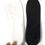 Plantillas viscoelásticas 4D: una blanca con orificios de ventilación y una negra texturizada al lado.