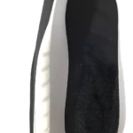 Dos plantillas ortopédicas 4D blancas y negras, una lateral con soporte de arco visible y otra superior con suela antideslizante texturizada.