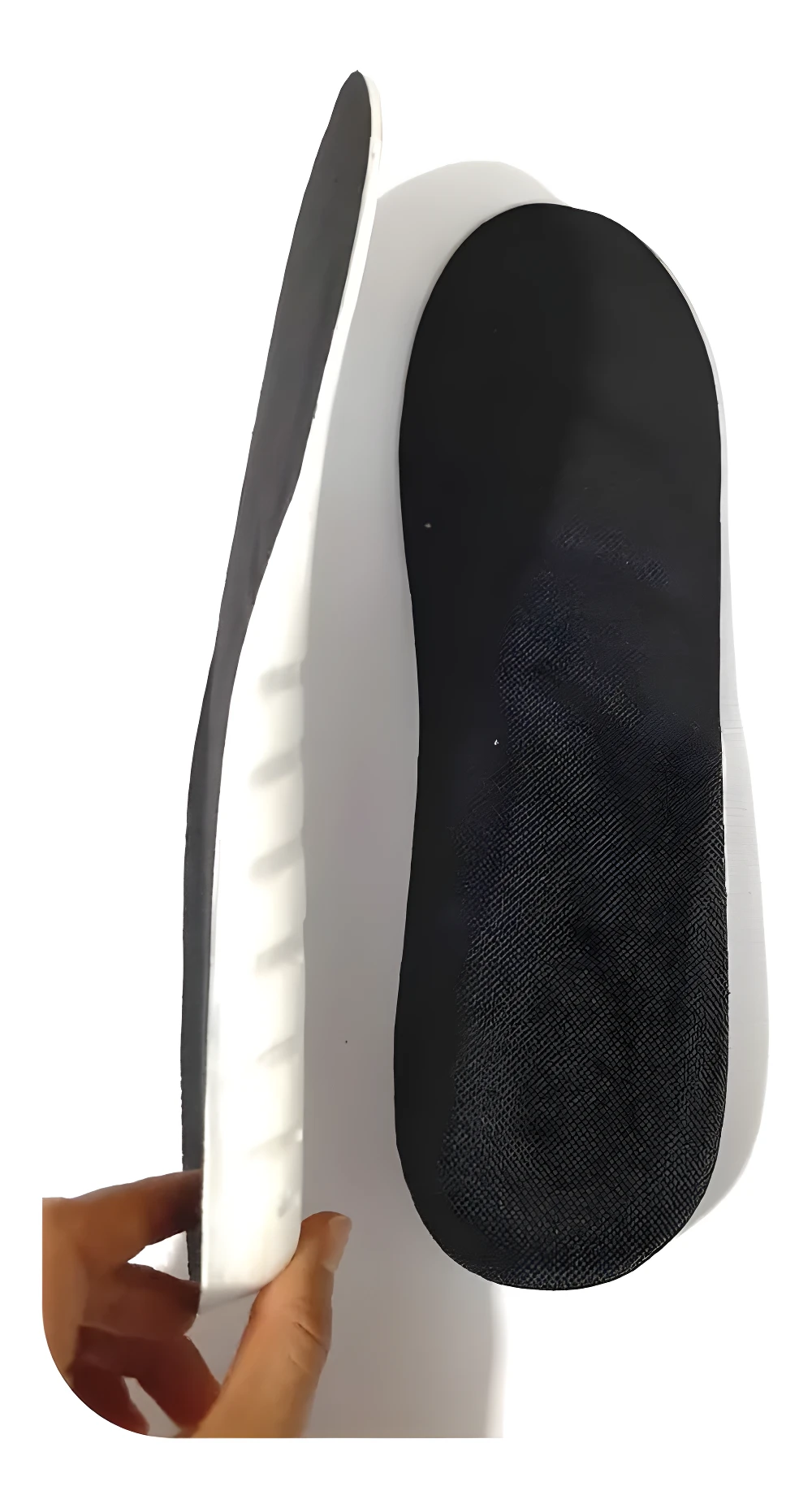 Dos plantillas ortopédicas 4D blancas y negras, una lateral con soporte de arco visible y otra superior con suela antideslizante texturizada.