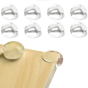 Ocho protectores transparentes de esquina para muebles y dos instalados en una esquina de madera clara.