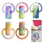 Cinco sujetadores de cable de silicona antideslizantes con diseño ombré multicolor pastel y textura suave, mostrando uso como organizador y gancho.