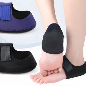 Taloneras protectoras negras y moradas, una usada en el talón y dos exhibidas solas, con cierre de velcro.