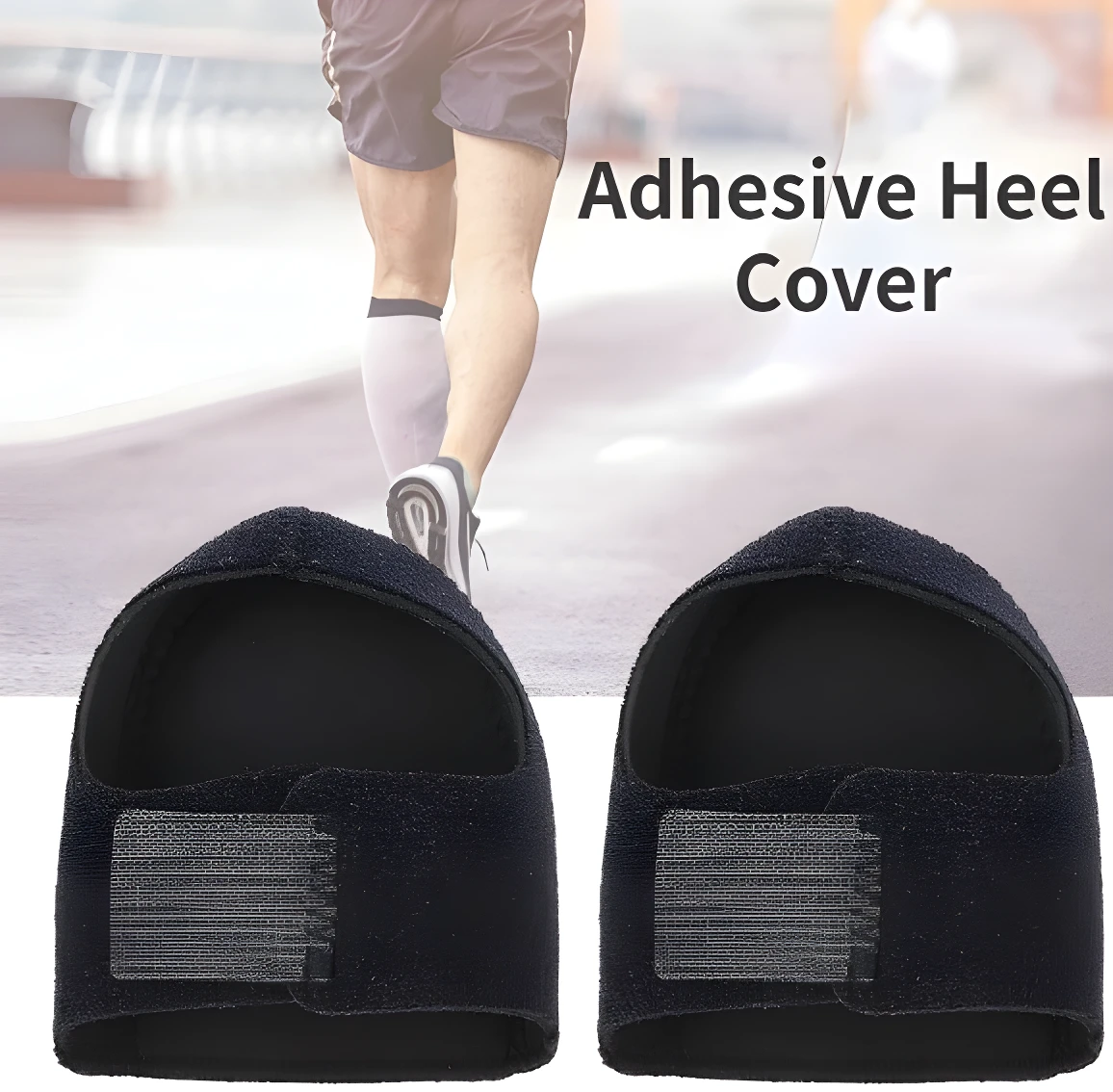 Par de cubiertas adhesivas negras para talón, textura suave, con cierre de velcro, sobre fondo de corredor en actividad.