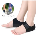 Taloneras de neopreno negro ajustables con velcro, cubriendo el talón y parte inferior del pie para aliviar el dolor.