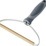 Quitapelo metálico con mango gris para telas, elimina pelo de mascotas.