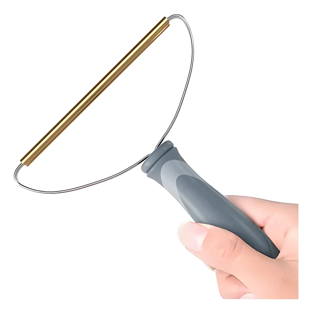 Quitapelusas reutilizable gris con barra dorada, ideal para telas y alfombras, elimina pelo de mascota.