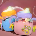 Dos sonajeros vibradores para bebés, uno azul claro con tapa naranja y otro rosa con tapa lila, ambos con botones de piano y animales.