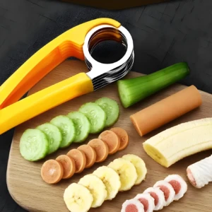 Rebanador amarillo de acero inoxidable cortando plátano en rodajas sobre tabla de madera.