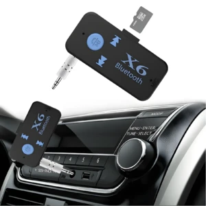 Receptor Bluetooth X6 negro con jack 3.5mm y ranura microSD conectado al auxiliar de auto.