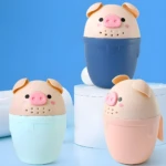 Regadera infantil de baño forma marranito en colores azul, menta y rosa, con orificios para enjuague facial seguro.