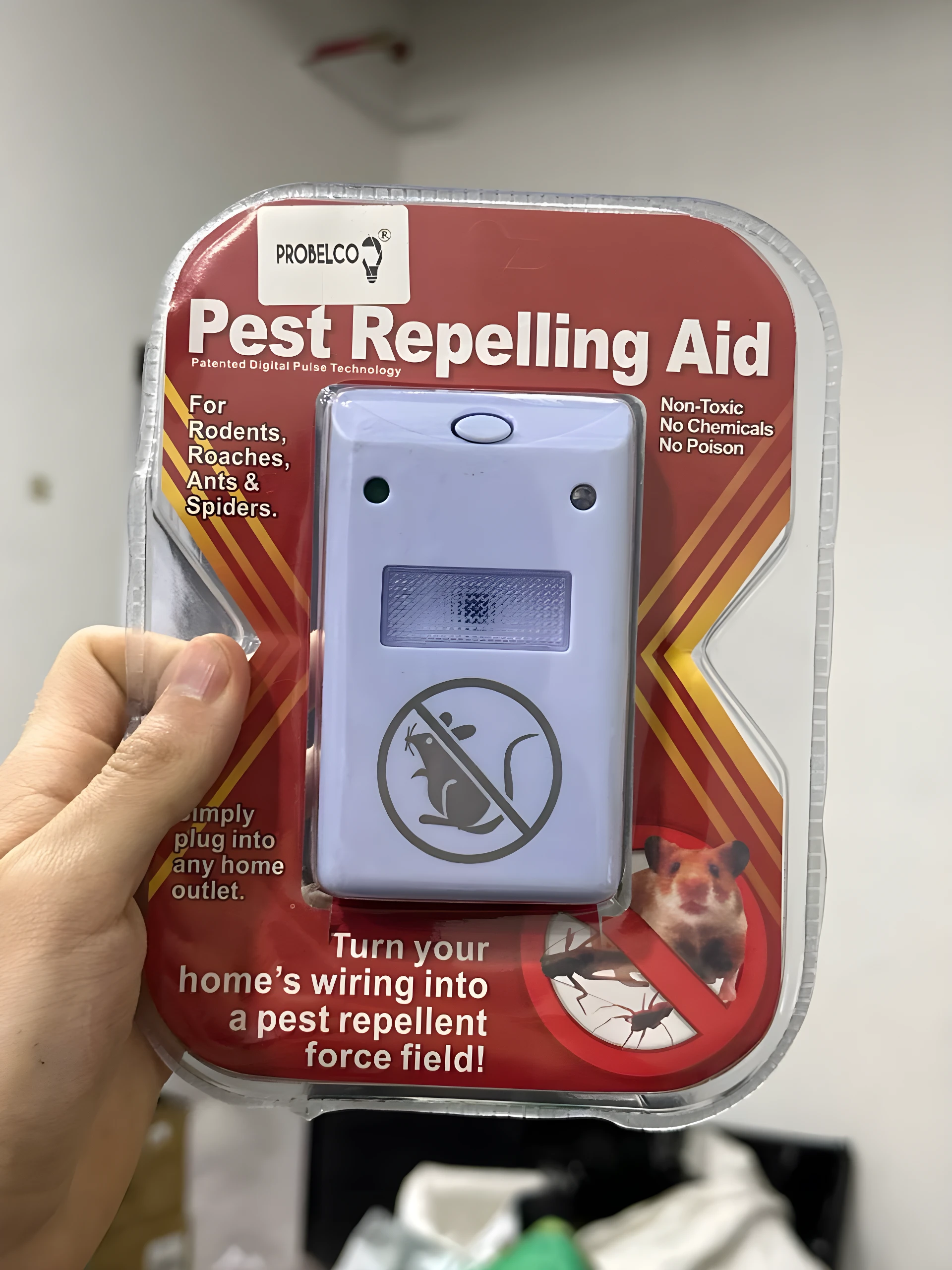 Repelente ultrasónico de plagas PROBELCO, dispositivo blanco enchufable en empaque sellado, para roedores, cucarachas y arañas.