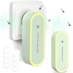 Dos repelentes ultrasónicos verdes, uno conectado a la pared, repeliendo mosquitos con ondas verdes. Incluye almohadillas blancas circulares.