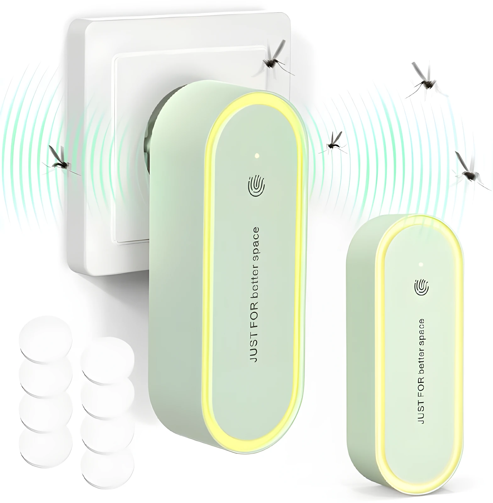 Dos repelentes ultrasónicos verde menta con luz amarilla, uno conectado a toma corriente, ahuyentando mosquitos. Incluye discos blancos.